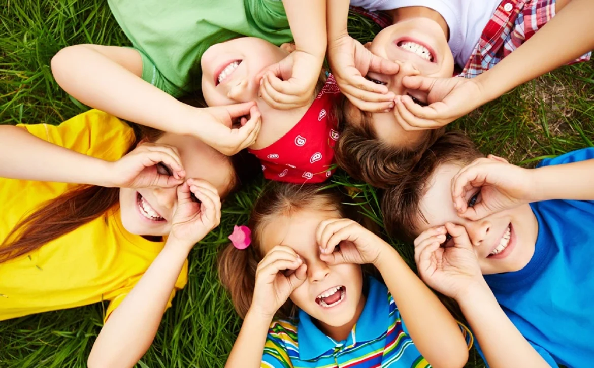 children-playing-grass_1098-504 (1)